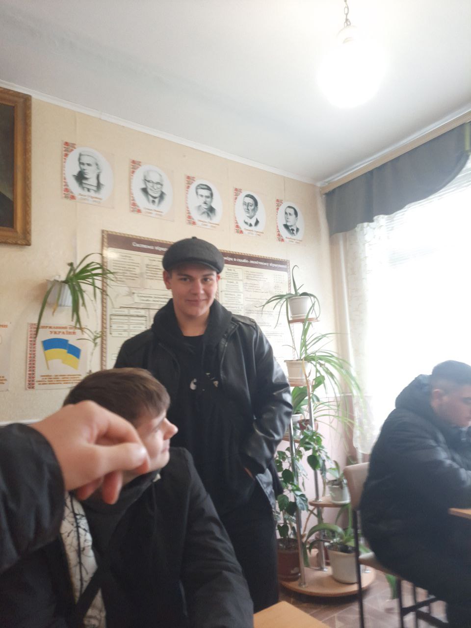 Льоша біля портретів класиків